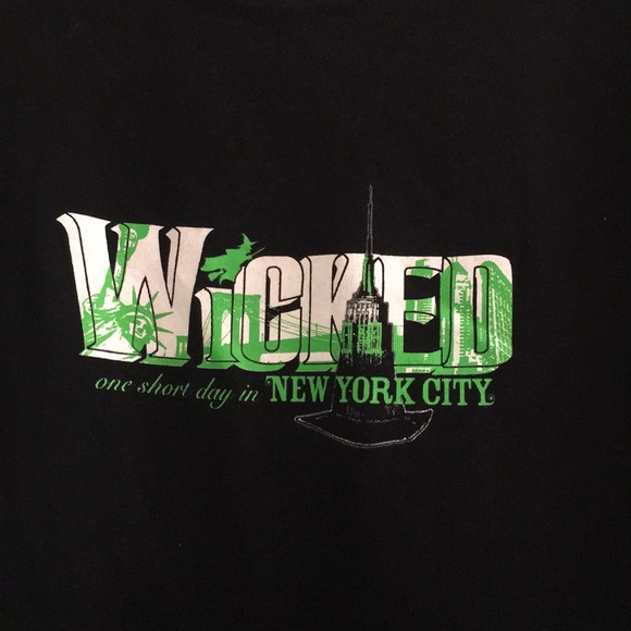 “Wicked” Broadway play t-shirt. Sz medium. NWT - Picture 2 of 3